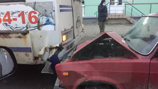 На Первомайском проспекте столкнулись "семерка" и ПАЗик