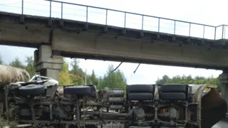 Не вписался: под Нижнекамском самосвал врезался в мост