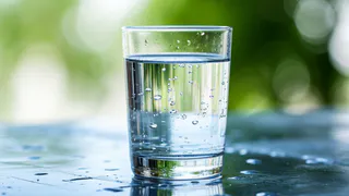 Российский терапевт рассказала, можно ли на самом деле пить воду ночью