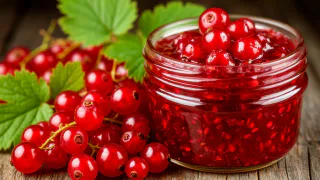 Ароматное густое желе из красной смородины всего за 10 минут — рецепт без желатина, будет вкуснее любого магазинного десерта