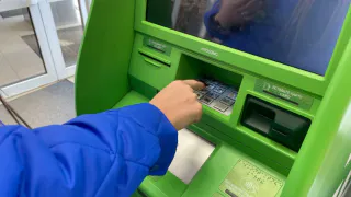 «С завтрашнего дня – полный запрет». Всех, кто снимает деньги с банковской карты, ждет сюрприз