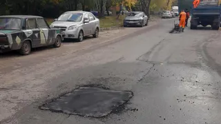 10 октября в Рязани продолжают ремонтировать дорог горячим асфальтом