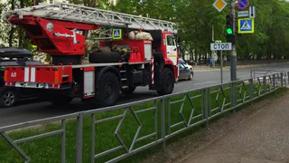 В Рязани горел подвал здания рядом с остановкой