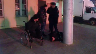 В районе Дома Художника мужчина упал и не подает признаков жизни, на месте полиция