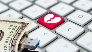 Иностранный поклонник с сайта знакомств обманул брянскую пенсионерку на кругленькую сумму