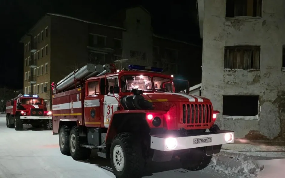 В Коми произошло 2 пожара: в Яснэге горела квартира, в Воркуте — еще одна заброшка