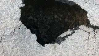 На улице Пожалостина снова провалился асфальт