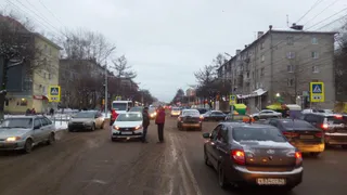 На улице Дзержинского водитель «Весты» сбил 21-летнего пешехода