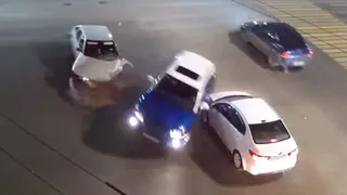 Видео: на площади Ленина перевернулся внедорожник