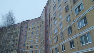 Жизни выпавшей из окна многоэтажки в Рязани пятилетней девочки ничто не угрожает