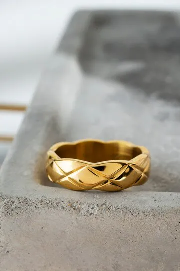 Жительница Магнитогорска украла в комиссионном магазине кольцо, оставленное мужчиной на прилавке