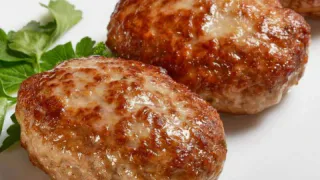 Чтобы котлеты таяли во рту, бабушка научила добавлять в фарш особый ингредиент: готовлю только по этому рецепту
