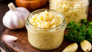 Эта чесночная паста должна быть у каждой хозяйки — ее можно добавить в борщ, подать к мясу или намазать на хлеб — долго хранится 