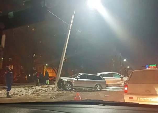 В Магнитогорске произошла серьезная авария на дублере Завенягина: автомобиль снес электроопору