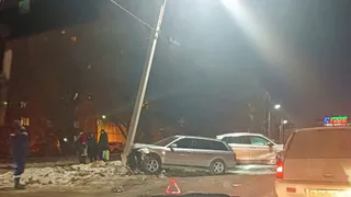 В Магнитогорске произошла серьезная авария на дублере Завенягина: автомобиль снес электроопору