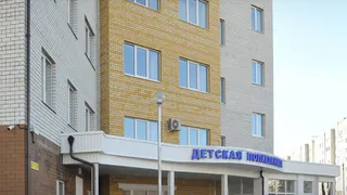 В Брянске у построенной 5 лет назад детской поликлиники протекает крыша и отваливается плитка