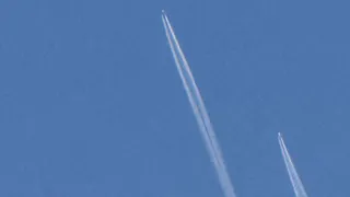 Жители Скопина запечатлели летящие самолет и НЛО «со стороны Курска»