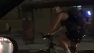 По центру Рязани рассекал велосипедист в шортах и майке