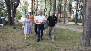 Сквер «Семейный» на ГПЗ приводят в порядок в три смены