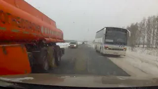 Опубликовано видео - под Рязанью автобус едет по "встречке" и провоцирует ДТП