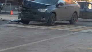 В центре Рязани автомобиль влетел в светофор