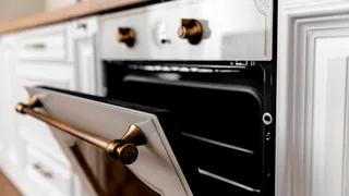 По 3 ложки порошка на противень — жирный пригар сам отошел от дна: идеальная чистота без химии и жесткой губки