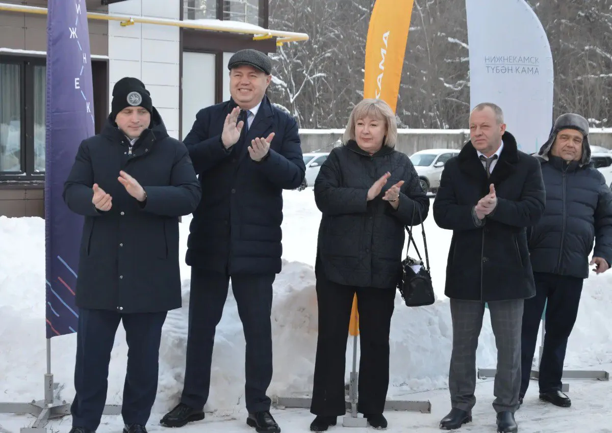 Врачи Нижнекамска получили квартиры: министр здравоохранения РТ вручил 13 специалистам ключи от нового жилья