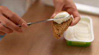 Намазка на бутерброд утром за 5 минут: сочная и сытная — 2 варианта для вкусного завтрака