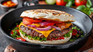 Бургер из лаваша на сковороде: вкусную закуску растащат за 2 минуты