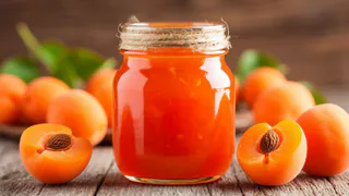 Абрикосовое варенье "по-Ташкентски": из-за особой варки сироп получается вкуснейшим, а плоды остаются невредимыми