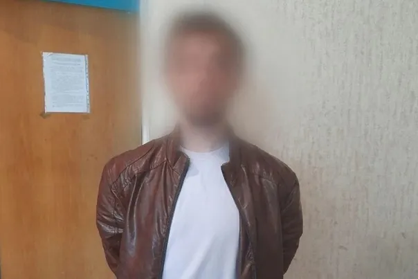 Вор уснул на месте преступления в Челябинской области, забравшись в квартиру через форточку