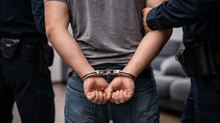 Во Владимире мужчина из-за ревности выстрелил в сожительницу из охотничьего ружья