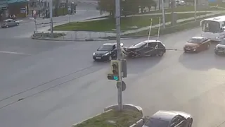 ДТП на Московском - столкнулись две иномарки. Видео