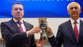 Кубок Гагарина вручен главе Магнитогорска Директором ХК «Металлург»