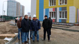 Виталий Артёмов оценил ход строительства детского сада в Кальном и манежа «Юность»
