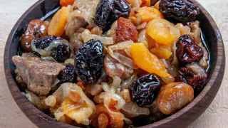 Хватит 1 столовой ложки — грязь и масляный налет из изюма испарятся: ушлые хозяйки моют сухофрукты именно этим способом