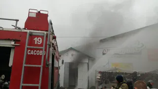 Пожар под Рязанью тушили 11 часов: в Сасово сгорел ТЦ “Меркурий”