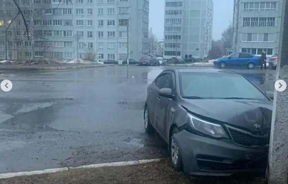 Не разъехался со столбом: три человека пострадали в аварии в Нижнекамске