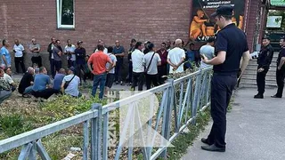 В центре Рязани у сауны заметили скопление мигрантов и полицейских