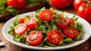 «Помидоры под шубой» — готовлю свежий летний салат за 10 минут: нежнее оливье, легче греческого