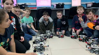 Не в телефоне сидеть, а роботов собирать. Как рязанские дети проводят лето в «Технолагере»