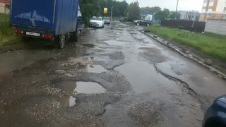 Двадцатисантиметровые ямы на Костычева парализовали движение в целом районе