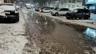 В центре Рязани улица ушла под воду из-за снегопада