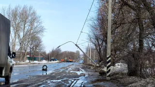 Автомобиль завалился на бок: в Пронске легковушка снесла столб