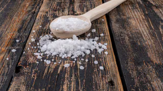 Посыпьте соль у порога и живите спокойно: вот почему это важно — древняя мудрость поражает по сей день