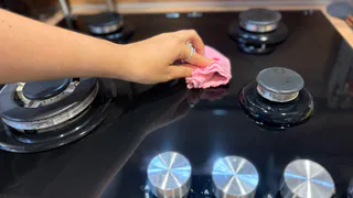 Всегда сыплю соль у порога и бед не знаю: знакомая горничная поделилась парой удивительных лайфхаков