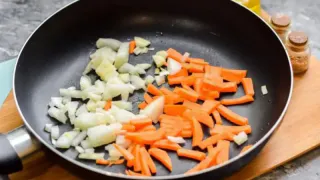 Что обжаривается в первую очередь — лук или морковь? Запомните простое правило приготовления вкусной зажарки