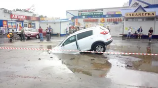 На Новостройке в Брянске иномарка провалилась под землю после дождя (видео)