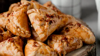 Взбиваем картофель с яйцом — и пышная вкуснятина к чаю готова: лучше уличных пирожков, домашних за уши не оттащить