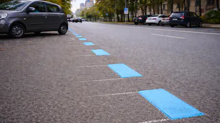 Многие до сих пор не знают этого правила — и платят: что скрывают синие полосы